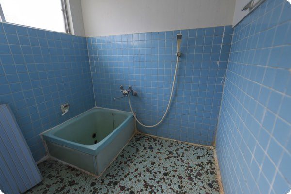 古い浴室