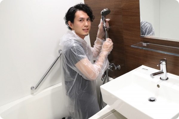 浴室を修理する男性
